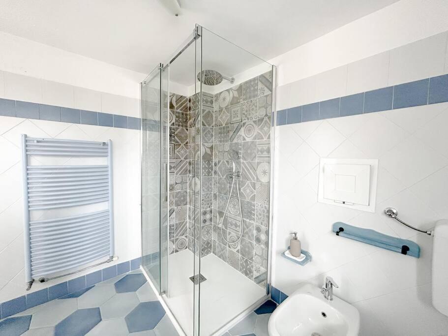 Elegante Mansarda 300Mt Dal Mare - Centro - Wifi Apartment ซาโวนา ภายนอก รูปภาพ