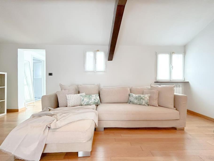 Elegante Mansarda 300Mt Dal Mare - Centro - Wifi Apartment ซาโวนา ภายนอก รูปภาพ