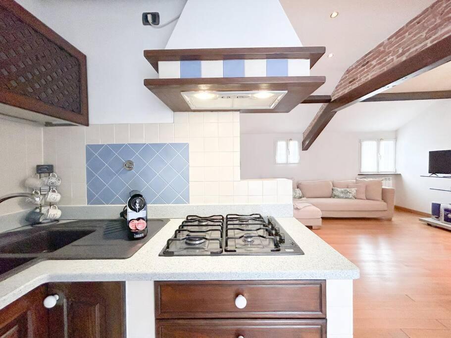 Elegante Mansarda 300Mt Dal Mare - Centro - Wifi Apartment ซาโวนา ภายนอก รูปภาพ