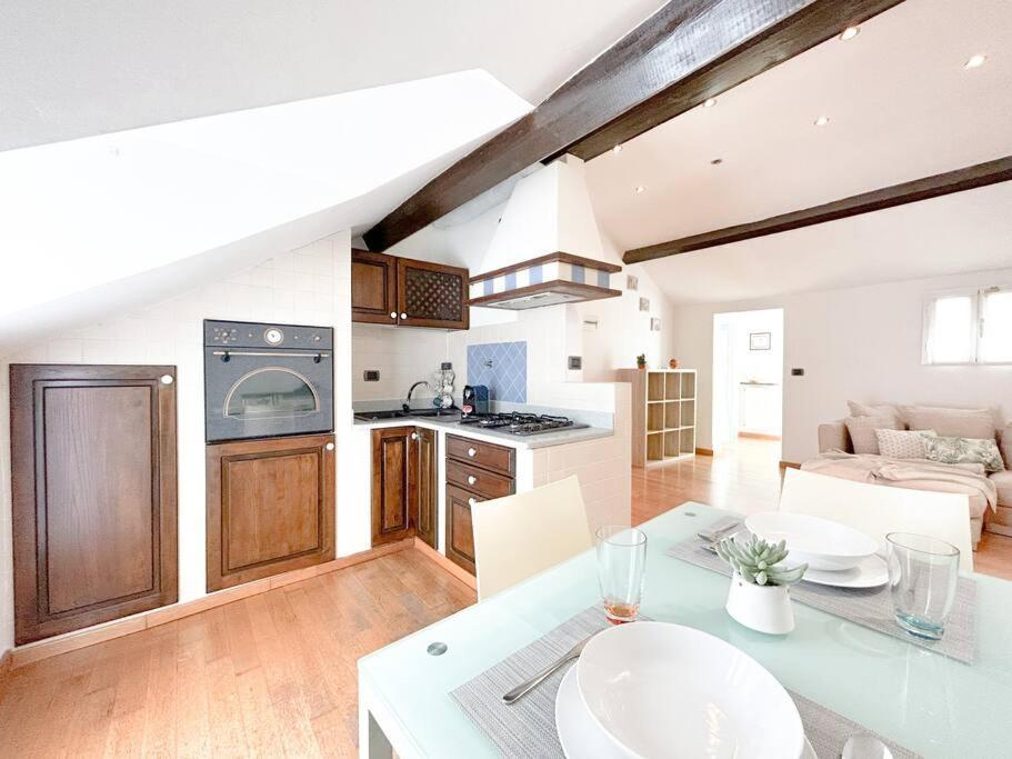 Elegante Mansarda 300Mt Dal Mare - Centro - Wifi Apartment ซาโวนา ภายนอก รูปภาพ