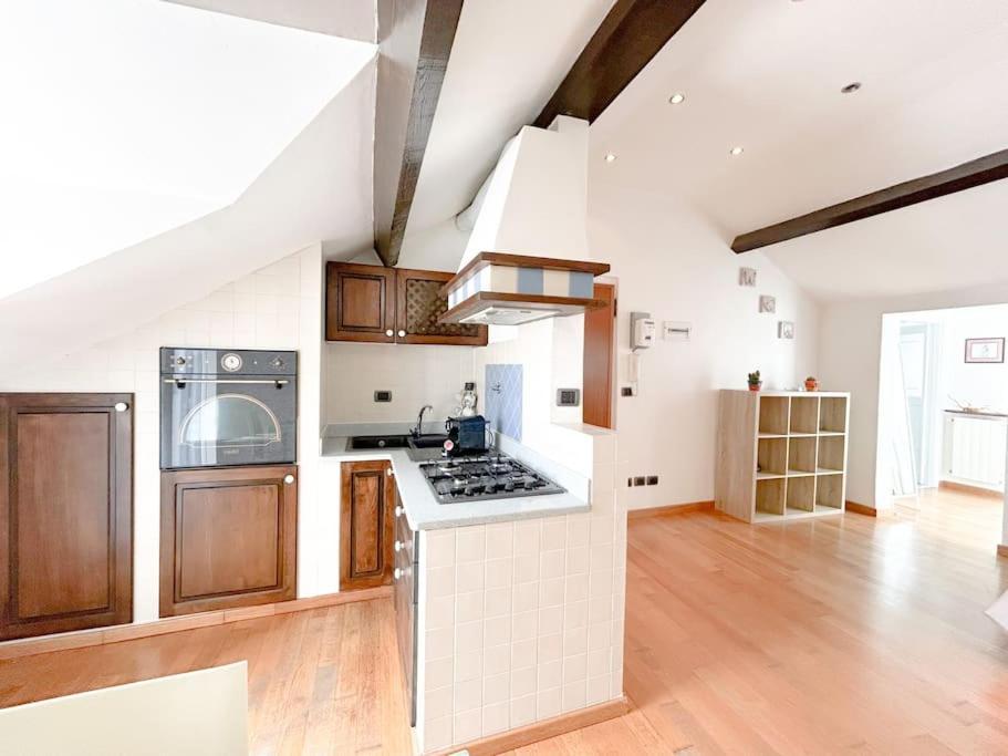 Elegante Mansarda 300Mt Dal Mare - Centro - Wifi Apartment ซาโวนา ภายนอก รูปภาพ