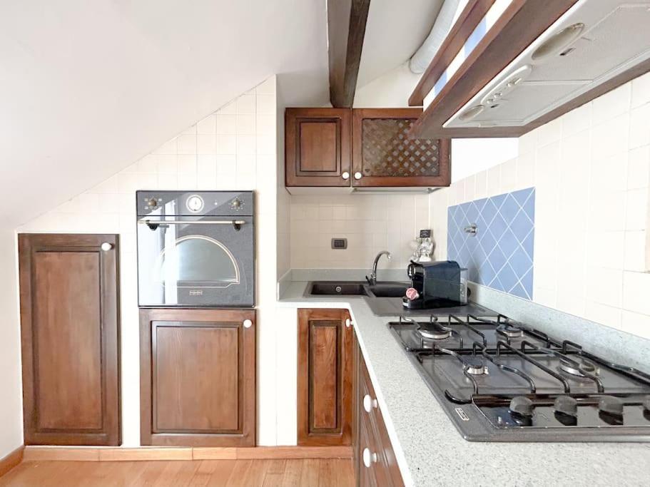 Elegante Mansarda 300Mt Dal Mare - Centro - Wifi Apartment ซาโวนา ภายนอก รูปภาพ
